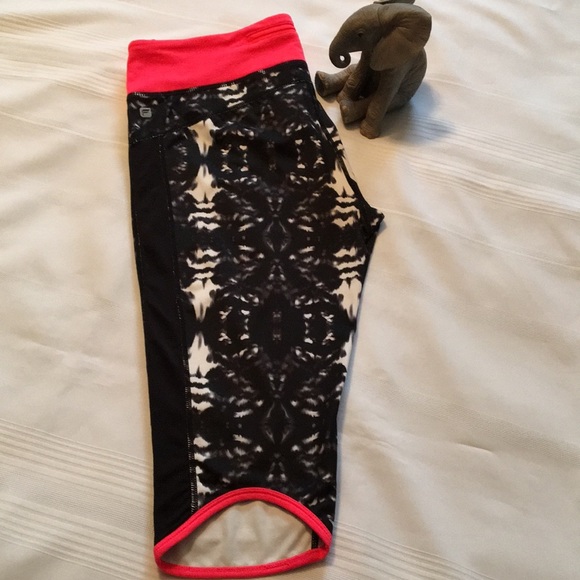 Capris printed leggings | Fabletics - Picture 3 of 8